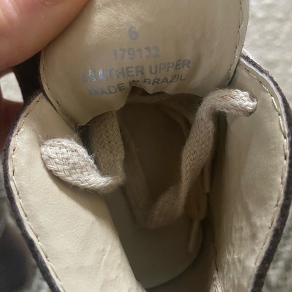 FREE WITH PURCHASE - Baby Gap Suede Toddler Shoes (US 6) - Picture 4 of 4